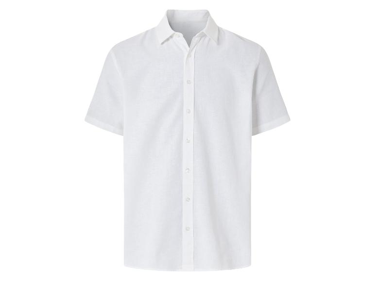 Chemise blanche à manches courtes.