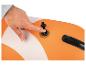Main appuyant sur une valve noire sur un article gonflable orange et blanc.