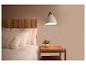 Chambre à coucher avec lit, tête de lit en bois, table de chevet et lampe suspendue.