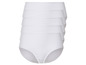 Une pile de culottes blanches pour femmes.