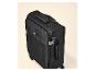 Valise de voyage noire avec poignée télescopique et cadenas à combinaison.