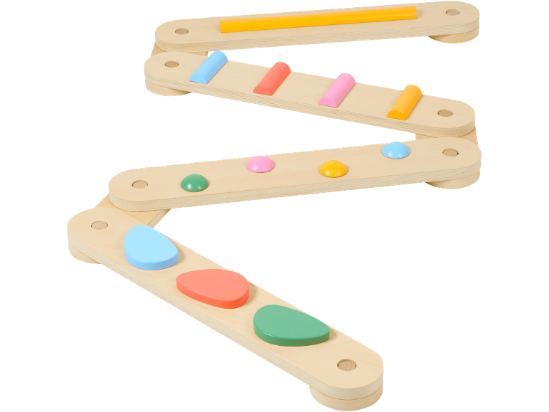 Planche d'équilibre en bois avec des éléments colorés de différentes formes.