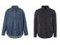 Deux chemises en jean, une bleue et une noire.