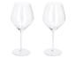 Deux verres à vin transparents à longue tige sur fond blanc