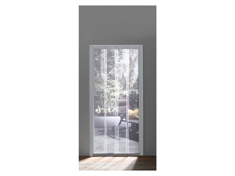 Rideaux blancs pour une porte de terrasse avec vue sur le jardin.