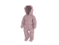 Combinaison de neige rose pour bébé avec capuche et petite broderie d'ours.