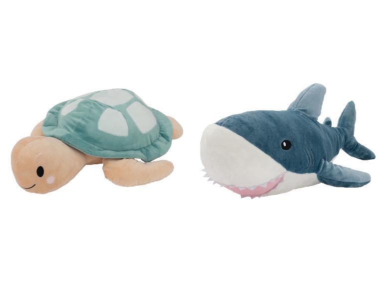 Deux peluches: une tortue marron et verte et un requin bleu.