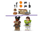 Minifigurines Lego de Buzz Lightyear et d'un personnage de Star Wars avec accessoires.