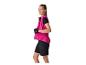 Femme en gilet rose, t-shirt noir, short noir et gants noirs