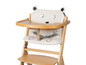 Une chaise haute en bois avec une housse d'ours blanc de Safety 1st.