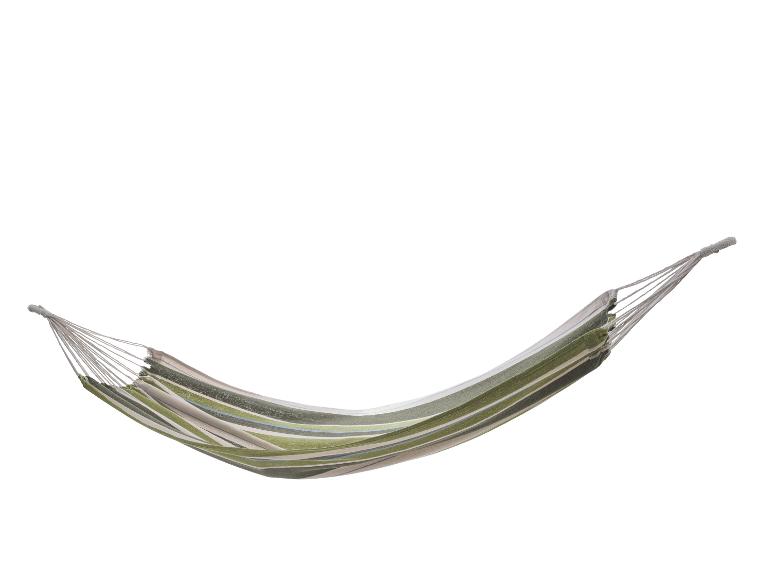 Hamac en tissu rayé vert, blanc et bleu, isolé sur fond blanc.