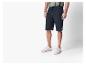 Shorts et baskets : look décontracté pour homme.