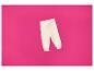Un pantalon de bébé en laine crème sur fond rose.