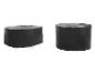 Deux housses de protection noires pour meubles de jardin ronds.