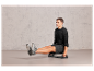 Homme faisant des exercices avec une planche d'entraînement.