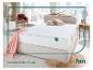Un matelas Fan sur un lit avec une couverture.