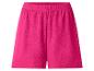 Shorts fuchsia pour femme avec taille élastique et texture froissée.