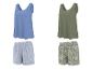 Deux ensembles de vêtements de nuit pour femmes : débardeur bleu avec short rayé et débardeur vert avec short fleuri.