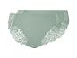 Deux paires de culottes vert-sauge avec dentelle.