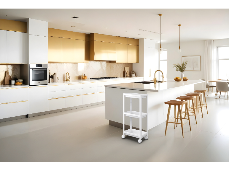 Chariot de cuisine blanc à 3 niveaux dans une cuisine moderne avec des accents dorés.