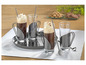 Verres à poignée noire remplis de café et de crème fouettée.