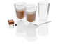Deux verres de cappuccino, un verre vide et un biscuit.