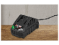 Chargeur de batterie Parkside X20V Team 2.4A sur une table en bois.