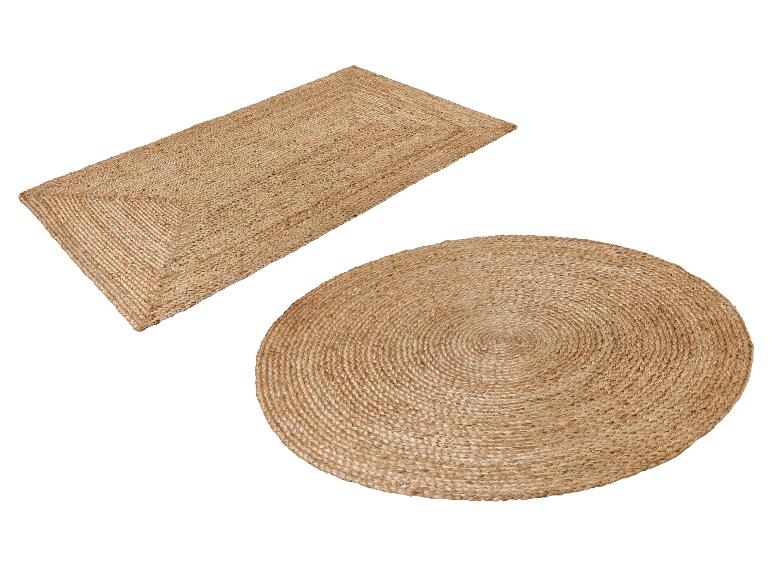 Deux tapis en jute naturelle, un rectangulaire et un rond, sur fond blanc.