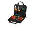 Sac à outils noir ouvert avec divers tournevis, pinces et une pince à dénuder.