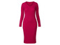 Une robe en tricot rose à manches longues.