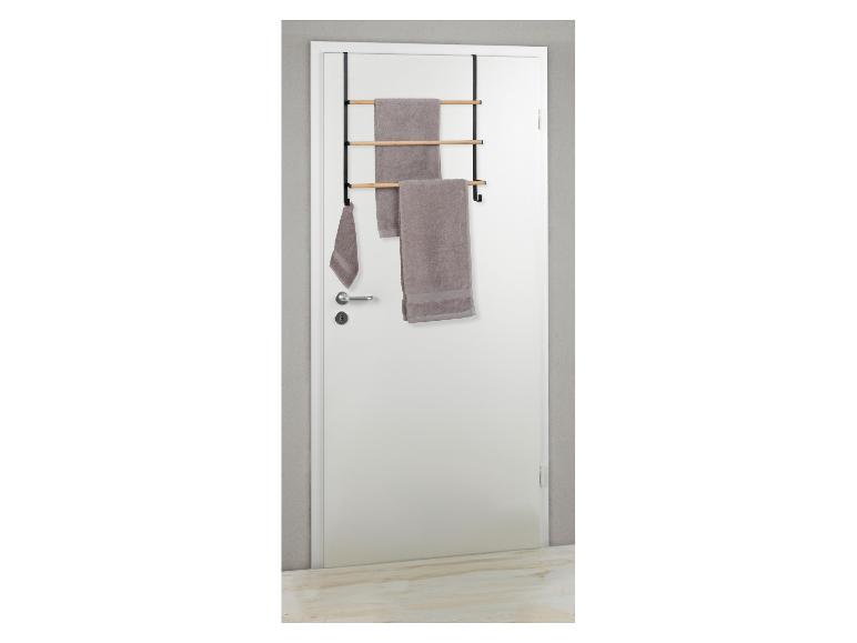 Porte-serviettes à suspendre sur une porte blanche, avec trois serviettes grises.