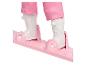 Poupée Barbie en pantalon de ski rose et bottes blanches sur un snowboard.