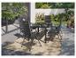 Ensemble de mobilier de jardin avec table et chaises grises sur une terrasse avec tapis.