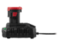 Chargeur de batterie noir avec une batterie rouge et noire attachée.