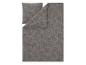 Housse de couette et oreiller avec motif feuilles de palmier dans les tons gris et marron.
