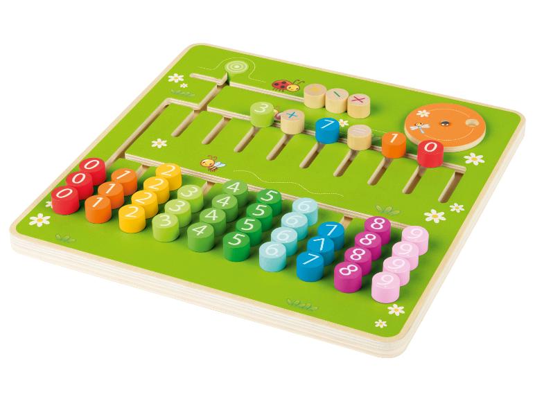 Jeu éducatif en bois avec des chiffres et des opérations mathématiques.