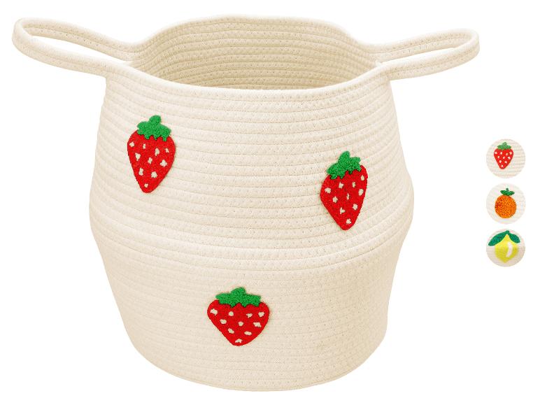Panier de rangement crème avec poignées et fraises brodées.