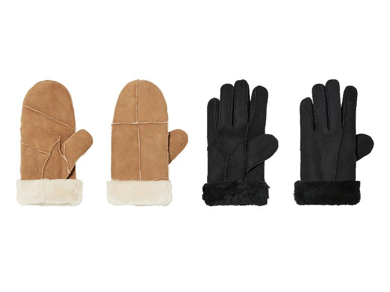 Deux paires de gants, un ensemble marron avec des mitaines et un ensemble noir avec des gants.