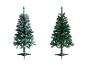 Deux sapins de Noël artificiels, un floqué et un vert, sur fond blanc.