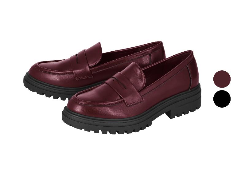 Mocassins bordeaux avec semelle épaisse noire, présentés avec des échantillons de couleur bordeaux et noir.