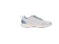 Chaussures de sport blanches et bleues avec lacets bleus et semelle mouchetée.