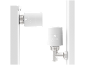 Deux thermostats intelligents blancs montés sur des radiateurs, affichant 22 degrés.