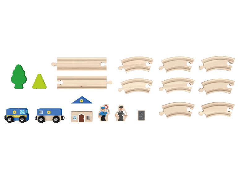 Des rails de train en bois avec un véhicule de police, un bâtiment et des figurines.