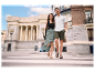 Un couple se promène main dans la main dans la rue.