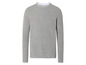 Un pull gris à manches longues