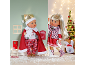 Deux poupées sur le thème de Noël en tenues de fête dans un décor d'hiver ludique.