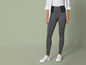 Un mannequin porte un legging noir, un chemisier blanc et des baskets blanches.