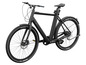 Un vélo urbain noir avec des freins à disque et des pneus Kenda.