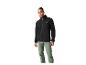 Homme en veste polaire noire et pantalon vert.