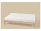 Cadre de lit en bois avec matelas blanc sur fond beige.